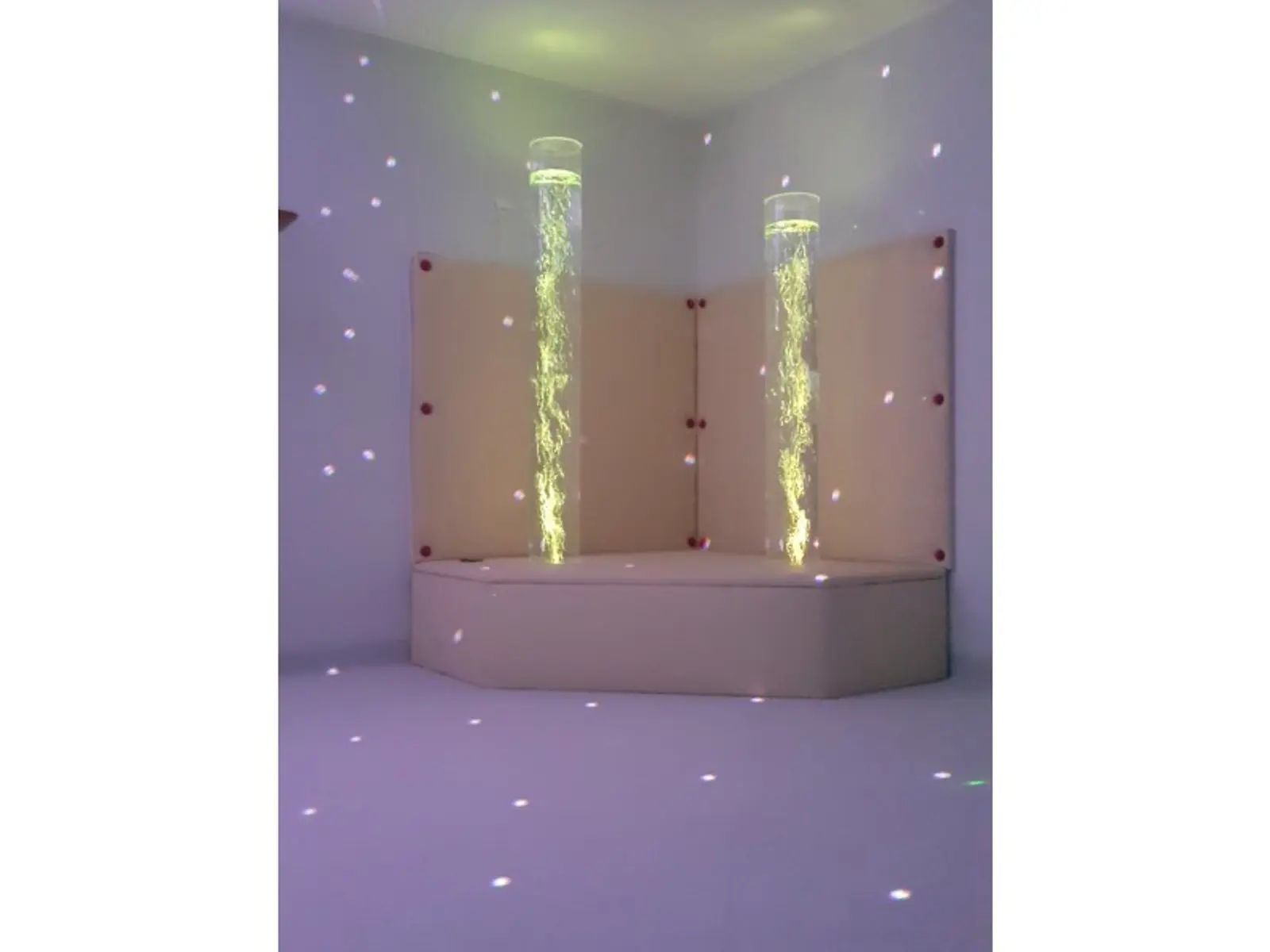 Zestaw dwóch kolumn 20x190 cm  w podeście tapicerowanym sterowane pilotem